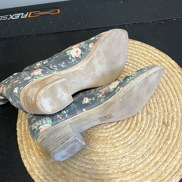 Bunker Textured Floral Southwestern Ankle Booties Size 40 - Picture 9 of 9